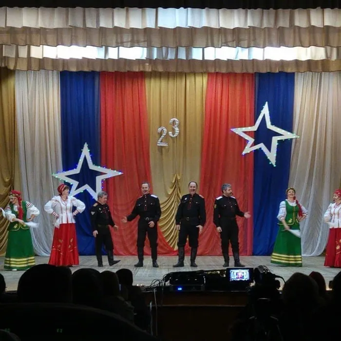 20.02 в СДК 'Октябрьский' прошел праздничный концерт ко Дню Защитника отечества. Теплая дружеская атмосфера царила не только в зале,но и за кулисами,ведь наши артисты долго готовились к этой встречи, и очень пе (2)