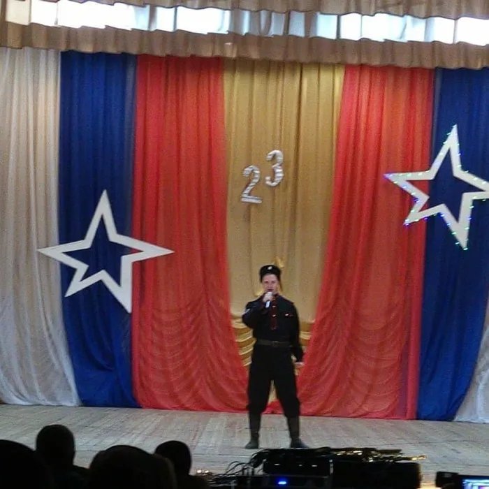 20.02 в СДК 'Октябрьский' прошел праздничный концерт ко Дню Защитника отечества. Теплая дружеская атмосфера царила не только в зале,но и за кулисами,ведь наши артисты долго готовились к этой встречи, и очень пережи